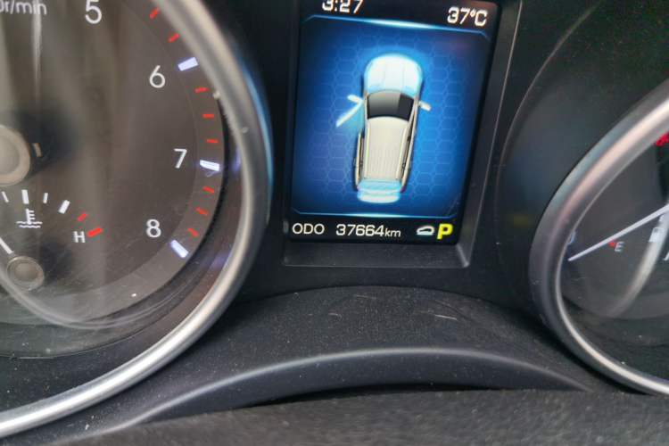 Used Haval H8 2015 2.0T Two-Wheel-Drive Standard Version Odometer Close Up