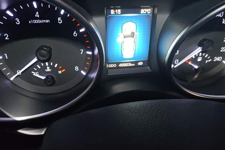 Used Haval H8 2015 2.0T Four-Wheel Drive Elite Model Odometer Close Up