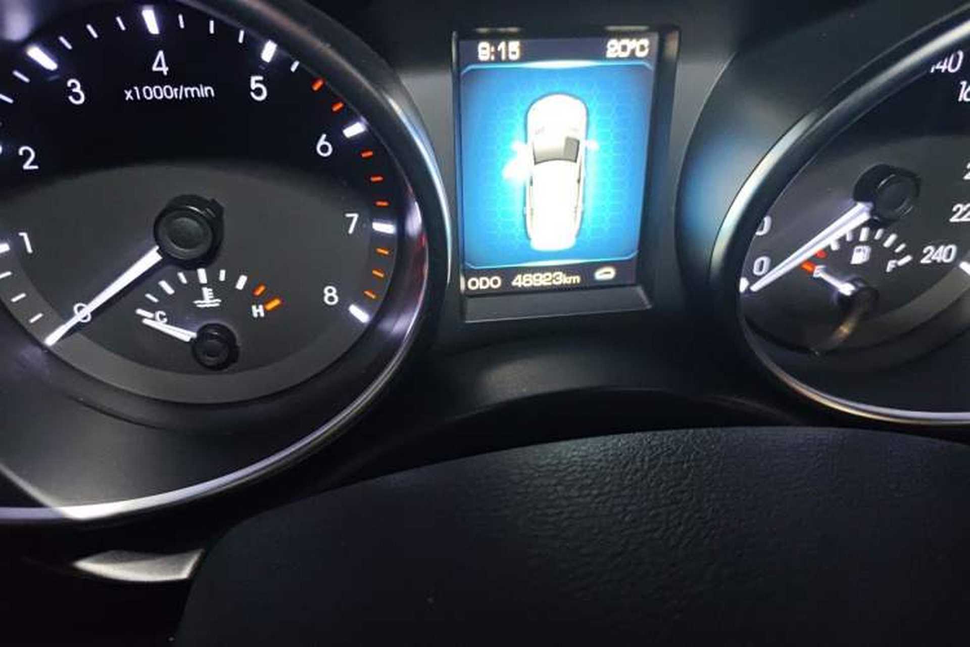Used Haval H8 2015 2.0T Four-Wheel Drive Elite Model Odometer Close Up