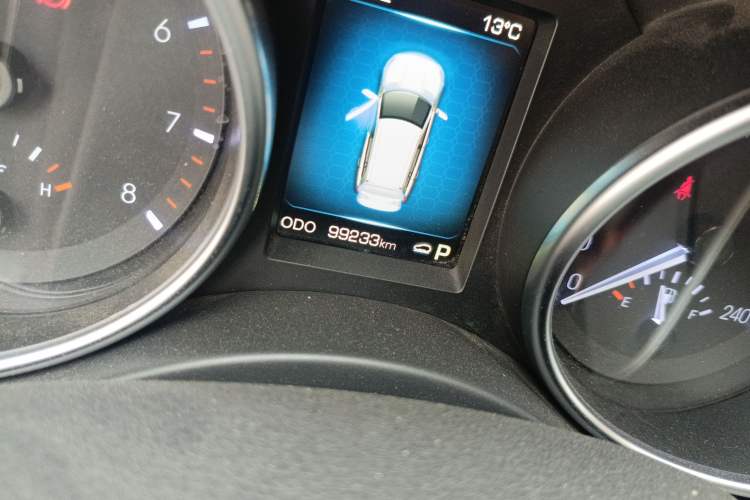 Used Haval H8 2015 2.0T Four-Wheel Drive Comfort Version Odometer Close Up