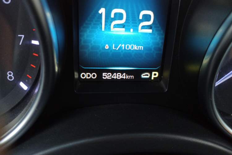 Used Haval H8 2015 2.0T Two-Wheel Drive Comfort Version Odometer Close Up