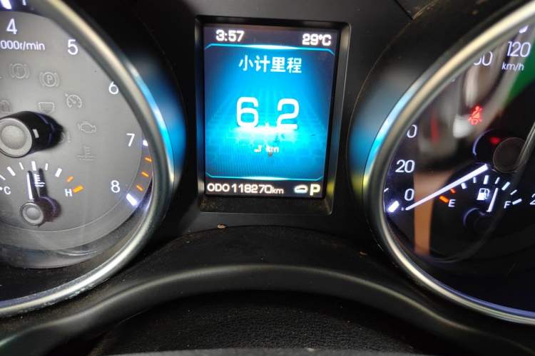 Used Haval H8 2015 2.0T Four-Wheel Drive Luxury Model Odometer Close Up