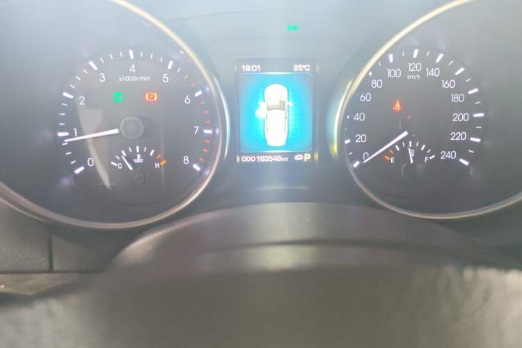 Used Haval H8 2015 2.0T Two-Wheel Drive Comfort Version Odometer Close Up