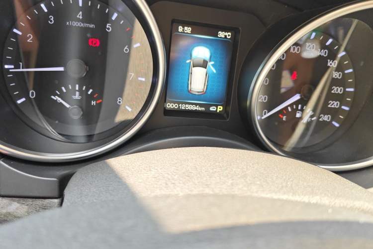 Used Haval H8 2015 2.0T Two-Wheel-Drive Elite Version Odometer Close Up