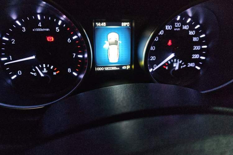 Used Haval H8 2015 2.0T Two-Wheel-Drive Elite Version Odometer Close Up