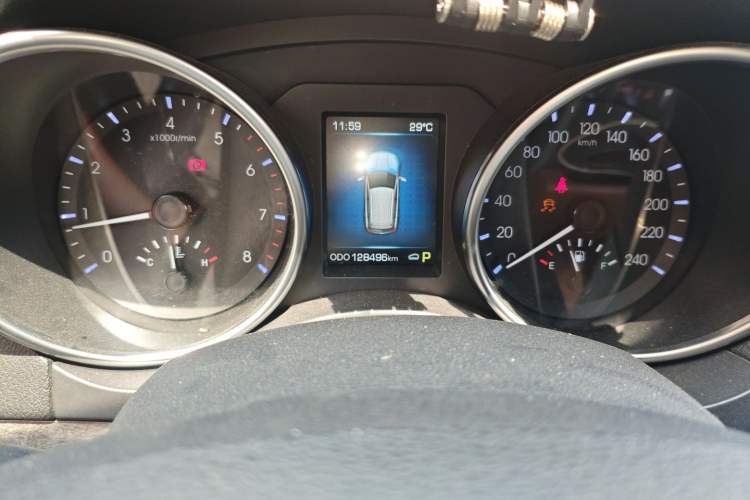 Used Haval H8 2015 2.0T Two-Wheel-Drive Luxury Version Odometer Close Up
