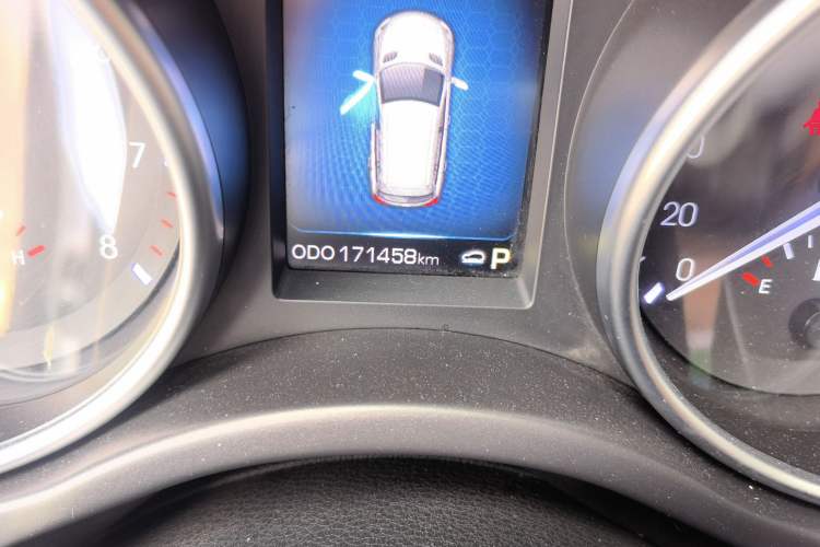 Used Haval H8 2015 2.0T Four-Wheel Drive Comfort Version Odometer Close Up