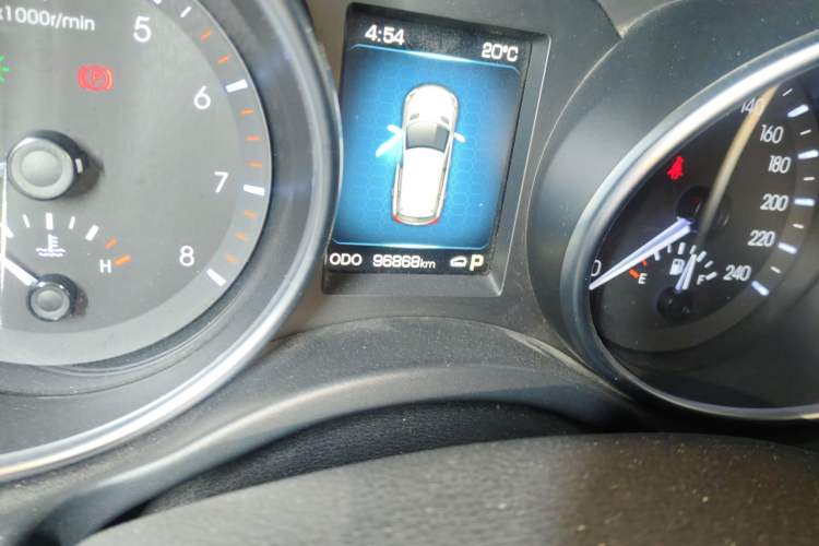 Used Haval H8 2015 2.0T Two-Wheel-Drive Elite Version Odometer Close Up