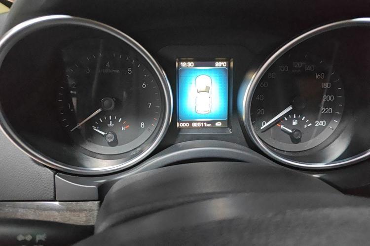 Used Haval H8 2015 2.0T Two-Wheel-Drive Elite Version Odometer Close Up