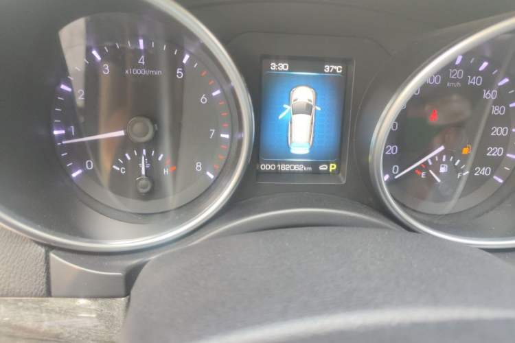 Used Haval H8 2015 2.0T Two-Wheel-Drive Luxury Version Odometer Close Up