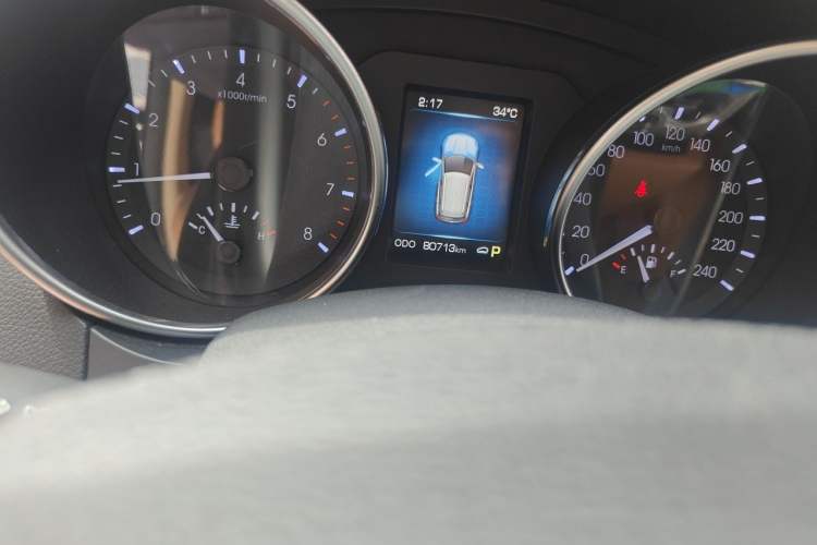Used Haval H8 2015 2.0T Two-Wheel-Drive Elite Version Odometer Close Up