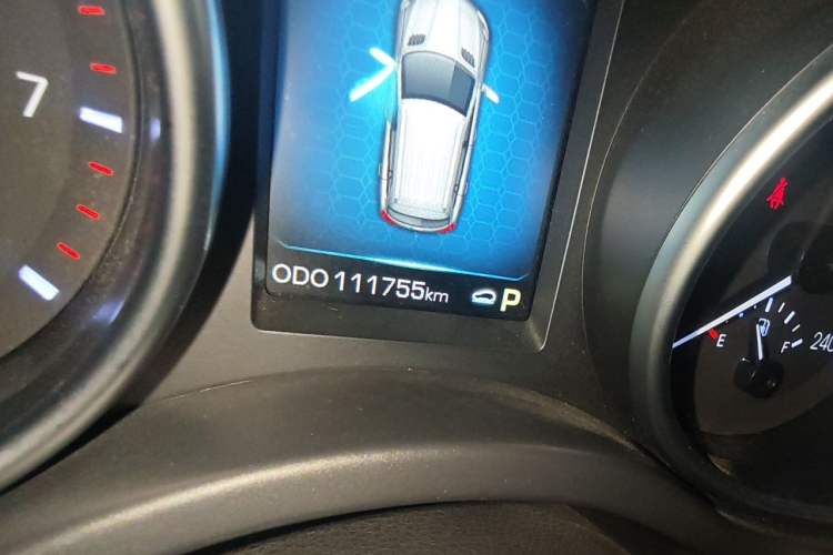 Used Haval H8 2015 2.0T Four-Wheel Drive Luxury Model Odometer Close Up