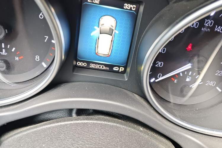 Used Haval H8 2015 2.0T Two-Wheel-Drive Standard Version Odometer Close Up