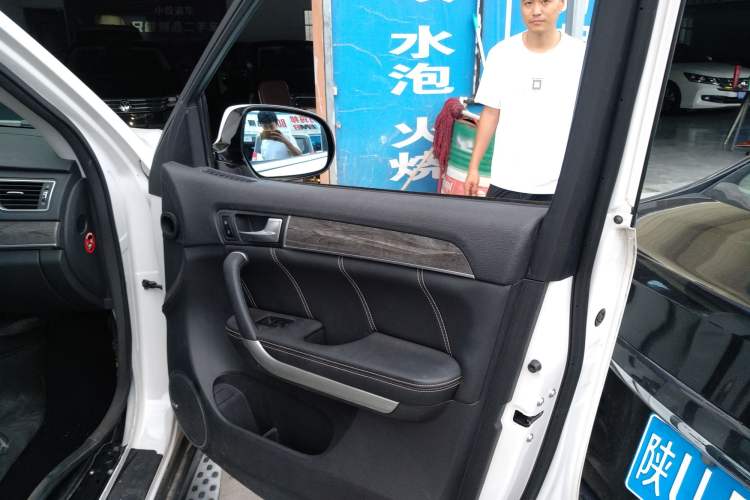 Used Haval H8 2015 2.0T Two-Wheel-Drive Luxury Version Right Front Door Interior