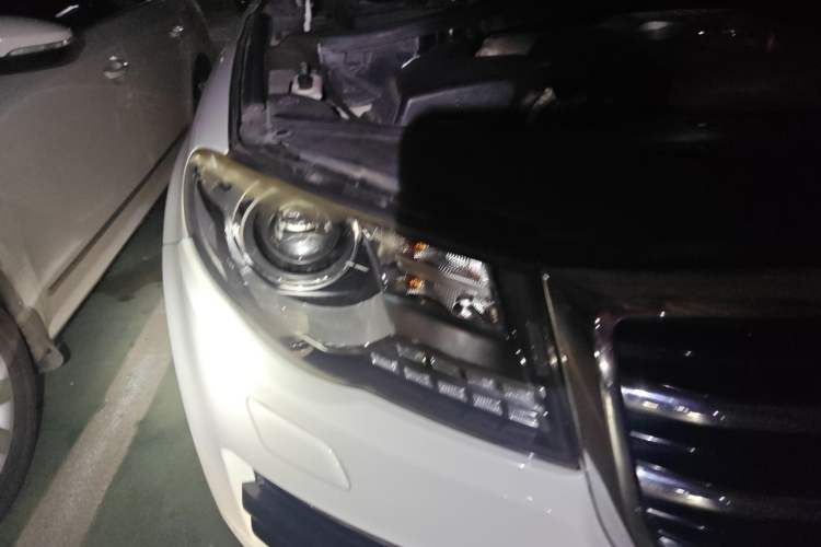Used Haval H8 2015 2.0T Two-Wheel-Drive Luxury Version Right Front Headlight