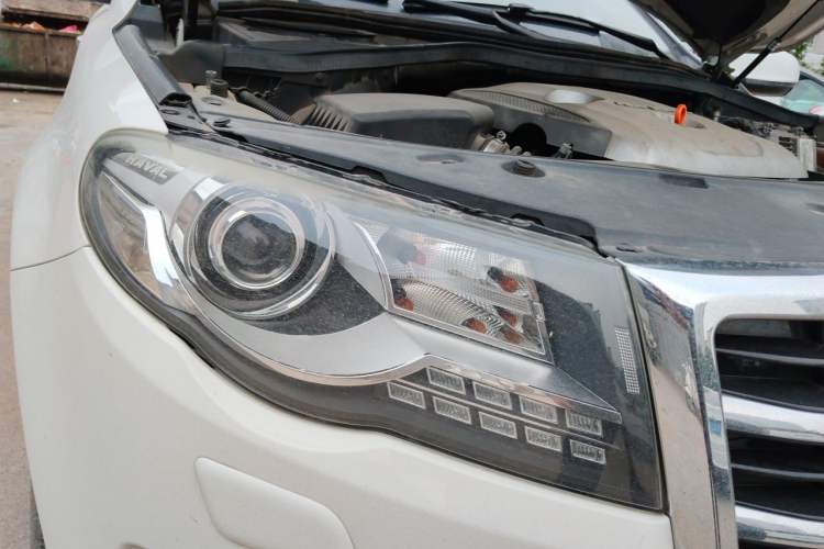 Used Haval H8 2015 2.0T Two-Wheel-Drive Luxury Version Right Front Headlight
