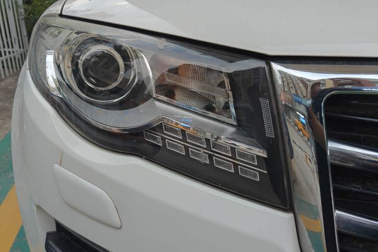 Used Haval H8 2015 2.0T Two-Wheel-Drive Luxury Version Right Front Headlight