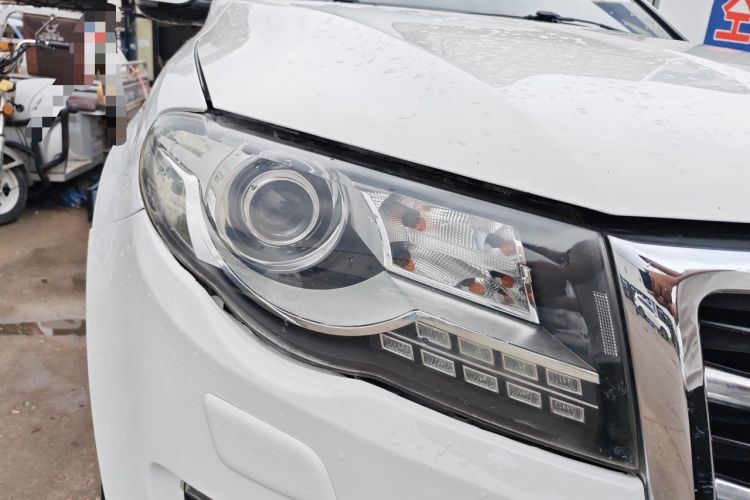 Used Haval H8 2015 2.0T Two-Wheel-Drive Luxury Version Right Front Headlight