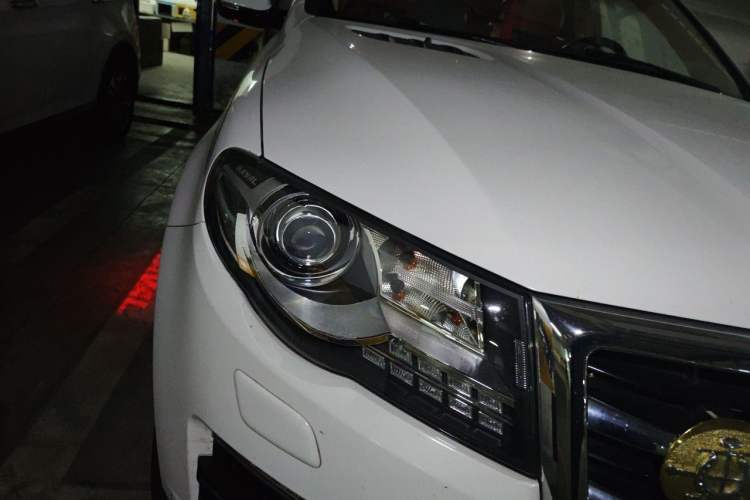 Used Haval H8 2015 2.0T Four-Wheel Drive Elite Model Right Front Headlight