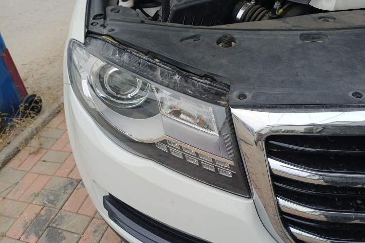 Used Haval H8 2015 2.0T Four-Wheel Drive Comfort Version Right Front Headlight