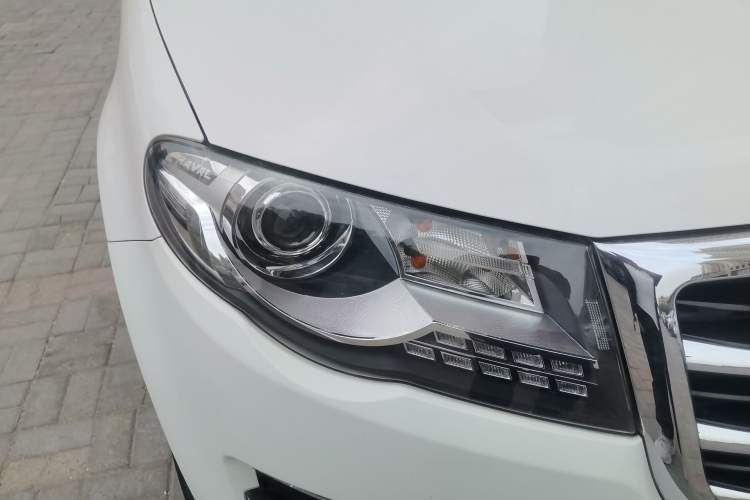 Used Haval H8 2015 2.0T Four-Wheel Drive Comfort Version Right Front Headlight
