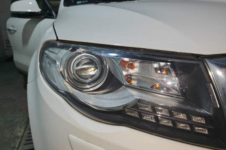 Used Haval H8 2015 2.0T Two-Wheel-Drive Elite Version Right Front Headlight