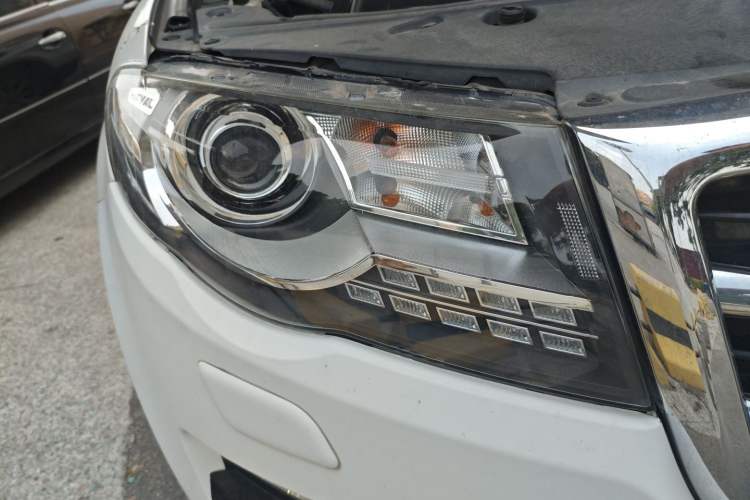 Used Haval H8 2015 2.0T Two-Wheel-Drive Luxury Version Right Front Headlight