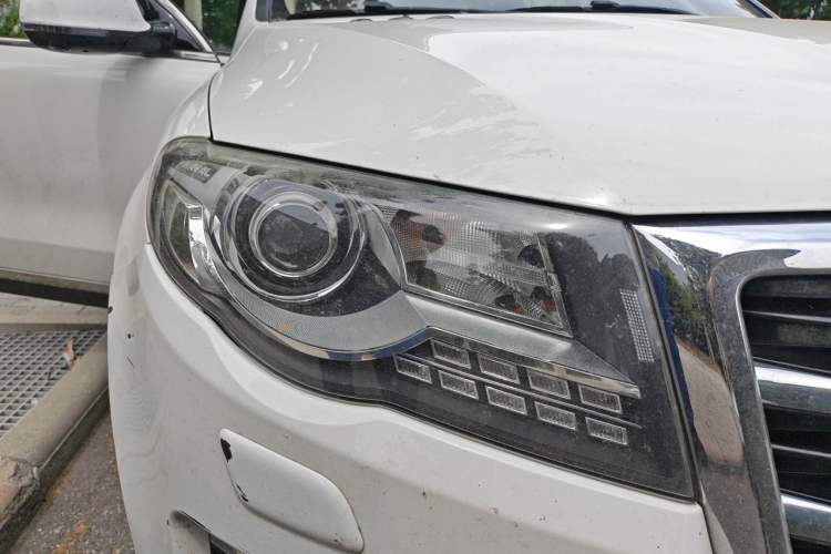 Used Haval H8 2015 2.0T Two-Wheel-Drive Elite Version Right Front Headlight