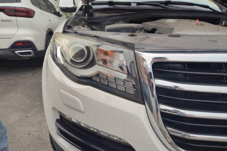 Used Haval H8 2015 2.0T Two-Wheel-Drive Luxury Version Right Front Headlight
