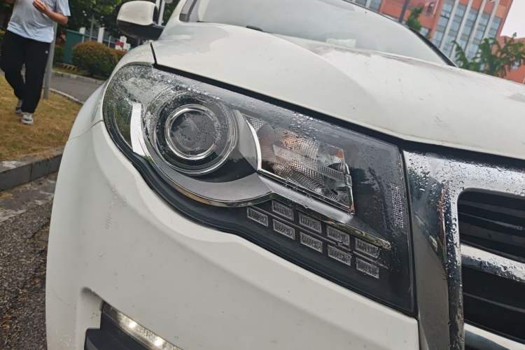 Used Haval H8 2015 2.0T Four-Wheel Drive Comfort Version Right Front Headlight