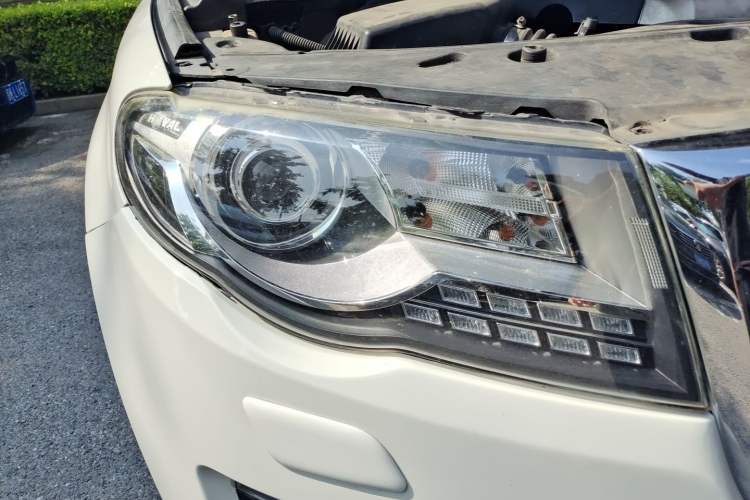 Used Haval H8 2015 2.0T Two-Wheel-Drive Luxury Version Right Front Headlight
