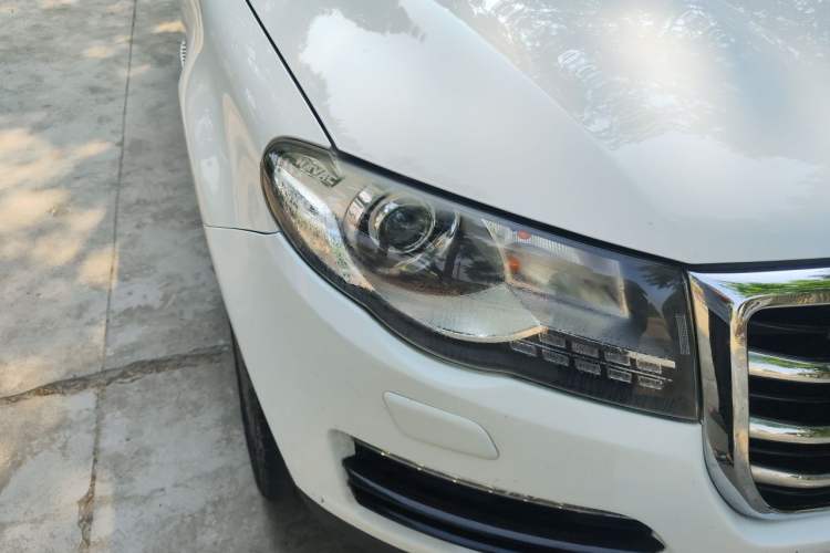 Used Haval H8 2015 2.0T Two-Wheel-Drive Luxury Version Right Front Headlight