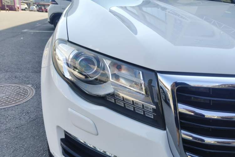 Used Haval H8 2015 2.0T Four-Wheel Drive Luxury Model Right Front Headlight