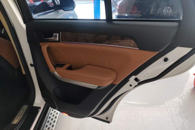 Used Haval H8 2015 2.0T Two-Wheel-Drive Luxury Version Right Rear Door Interior