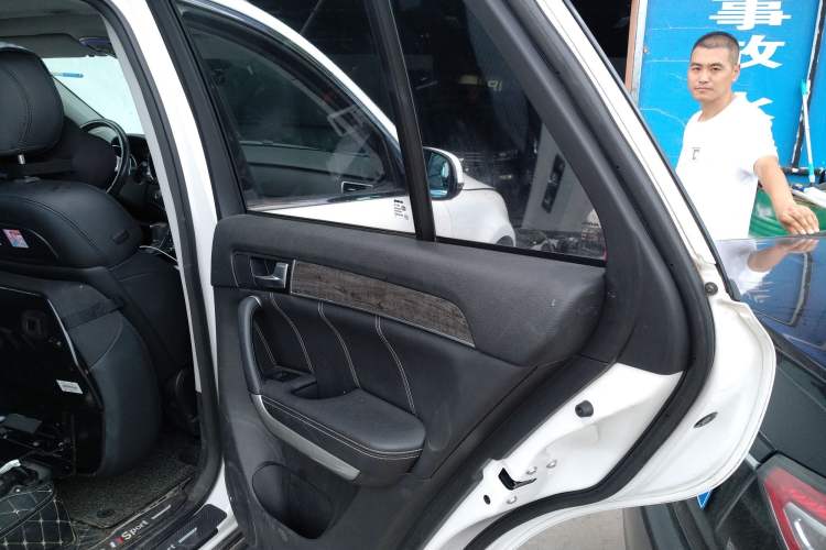 Used Haval H8 2015 2.0T Two-Wheel-Drive Luxury Version Right Rear Door Interior