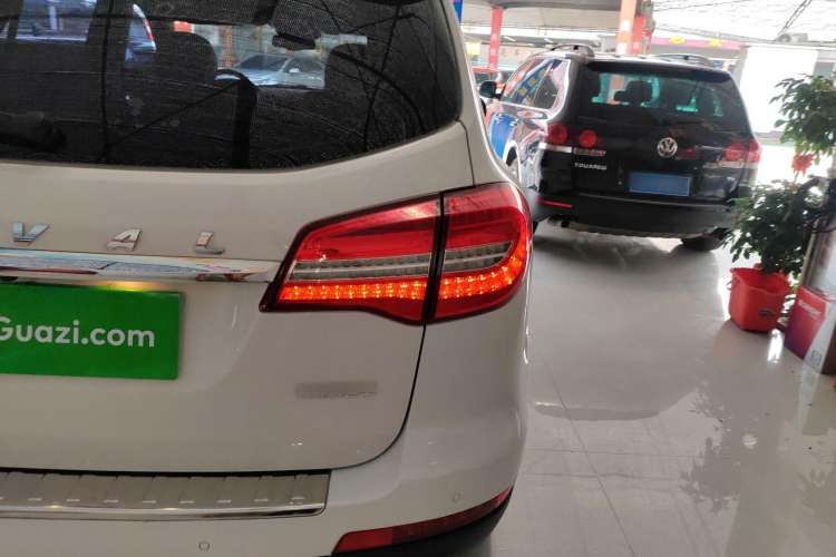 Used Haval H8 2015 2.0T Two-Wheel-Drive Luxury Version Right Rear Taillight