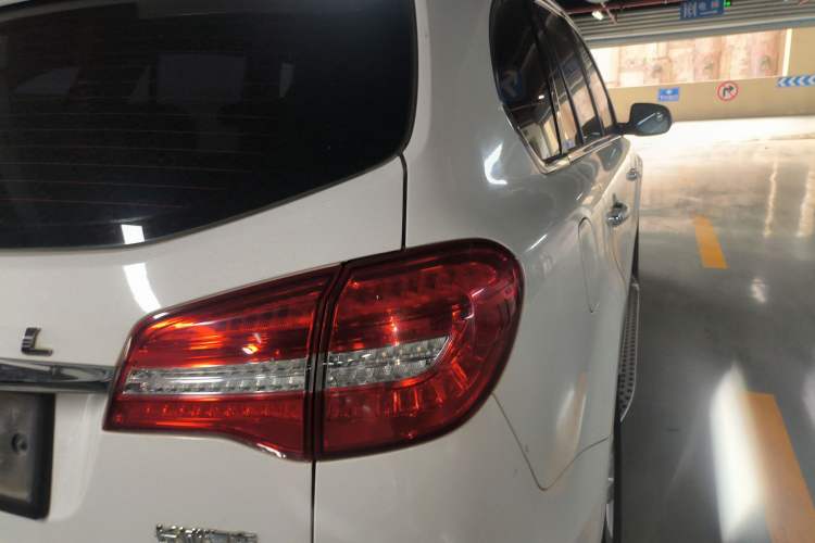 Used Haval H8 2015 2.0T Two-Wheel-Drive Luxury Version Right Rear Taillight