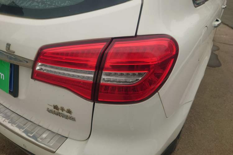 Used Haval H8 2015 2.0T Two-Wheel-Drive Luxury Version Right Rear Taillight