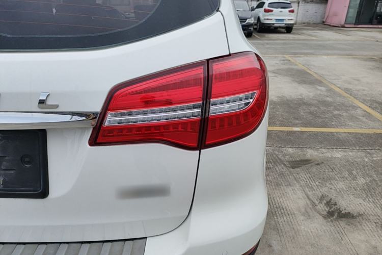 Used Haval H8 2015 2.0T Two-Wheel-Drive Luxury Version Right Rear Taillight