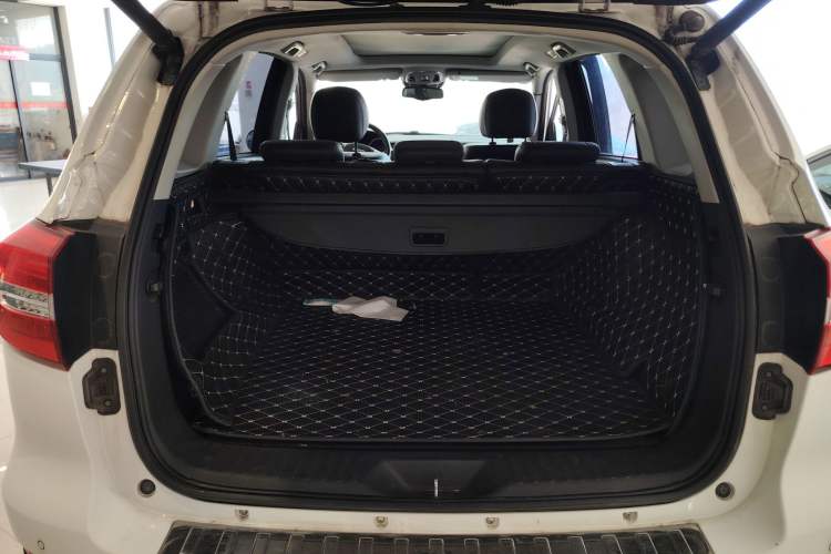 Used Haval H8 2015 2.0T Four-Wheel Drive Elite Model Trunk