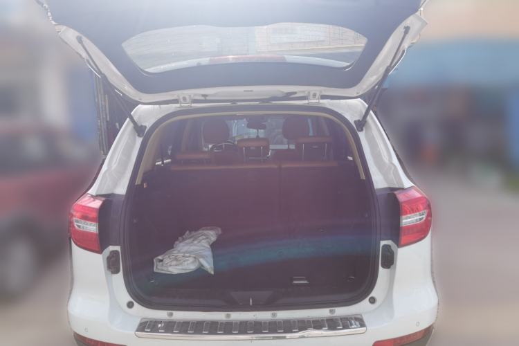 Used Haval H8 2015 2.0T Two-Wheel-Drive Standard Version Trunk
