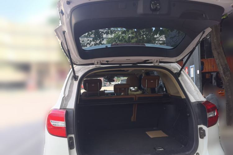 Used Haval H8 2015 2.0T Four-Wheel Drive Comfort Version Trunk