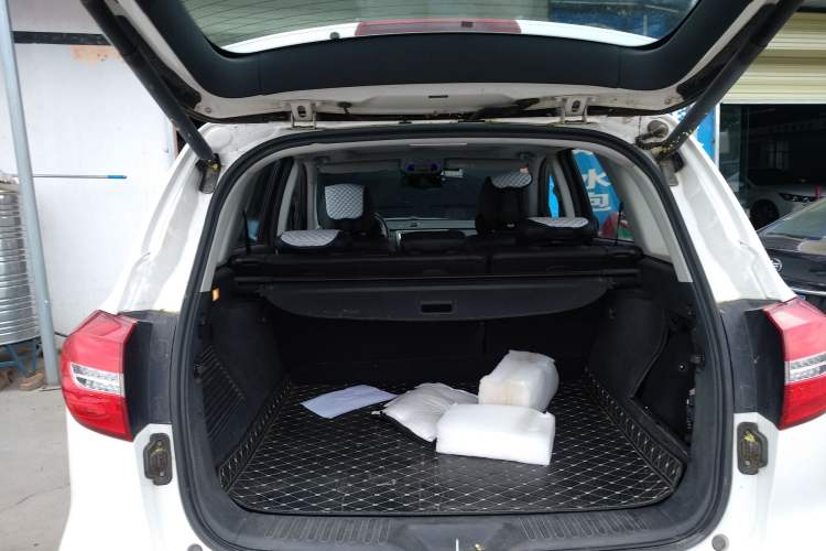 Used Haval H8 2015 2.0T Two-Wheel-Drive Luxury Version Trunk