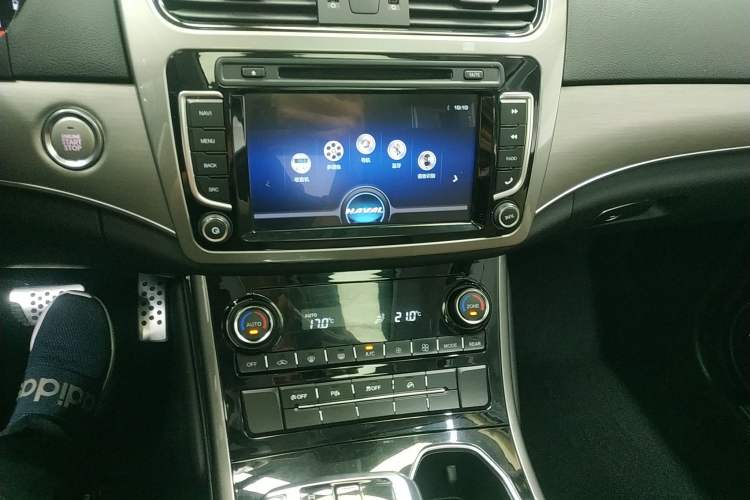 Used Haval H8 2017 2.0T Gasoline Two-Wheel Drive Smart Edition Audio And AC Panel