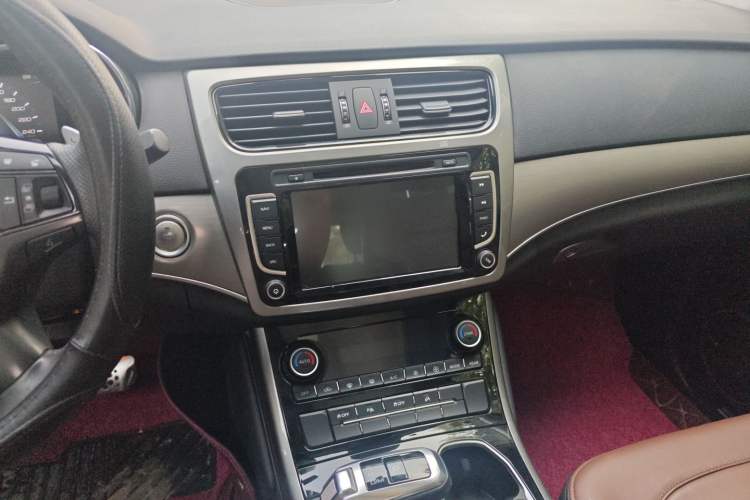 Used Haval H8 2017 2.0T Gasoline Two-Wheel Drive Smart Edition Audio And AC Panel