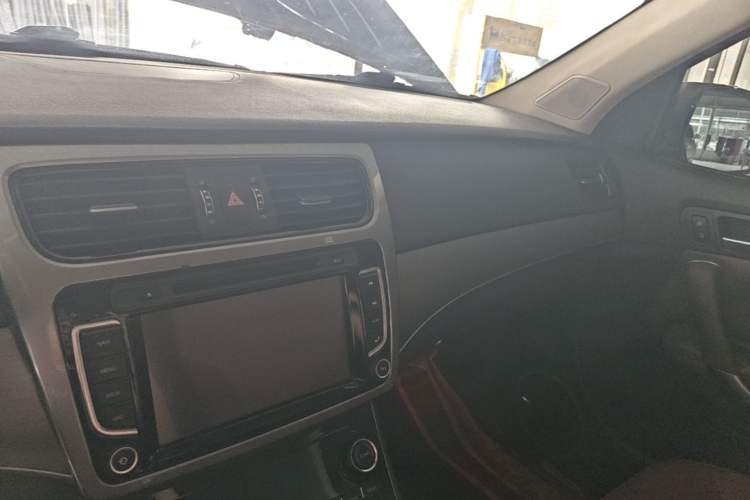 Used Haval H8 2017 2.0T Gasoline Two-Wheel Drive Smart Edition Center Console