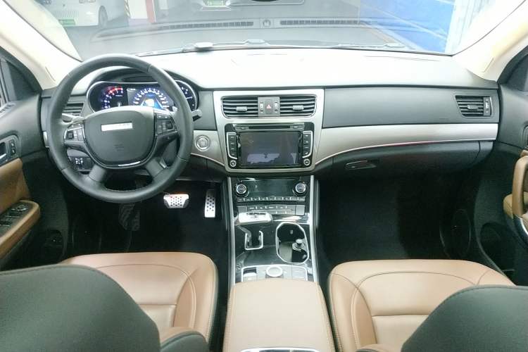 Used Haval H8 2017 2.0T Gasoline Two-Wheel Drive Smart Edition Center Console