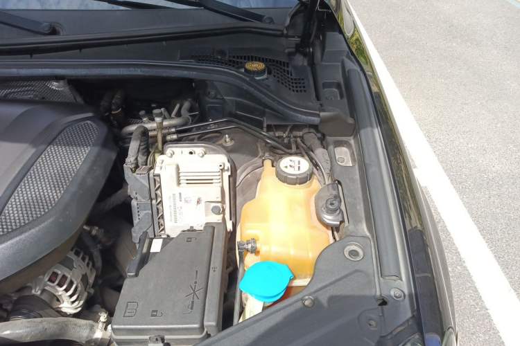 Used Haval H8 2017 2.0T Gasoline Two-Wheel Drive Enjoyment Version Engine Bay Left