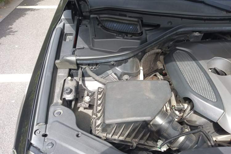 Used Haval H8 2017 2.0T Gasoline Two-Wheel Drive Enjoyment Version Engine Bay Right