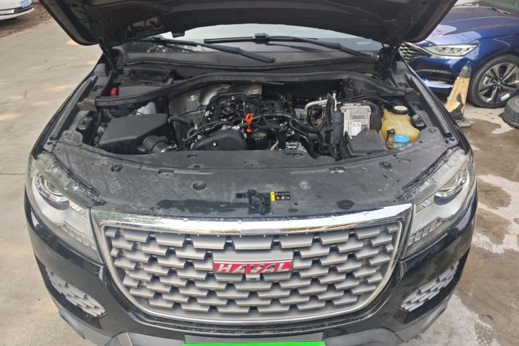 Used Haval H8 2017 2.0T Gasoline Two-Wheel Drive Smart Edition Engine Bay